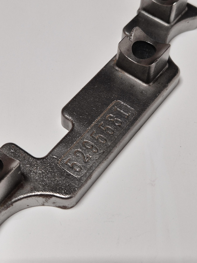 Кронштейн оси коромысел ISF2.8 (один на 2 оси) 5295581 C+