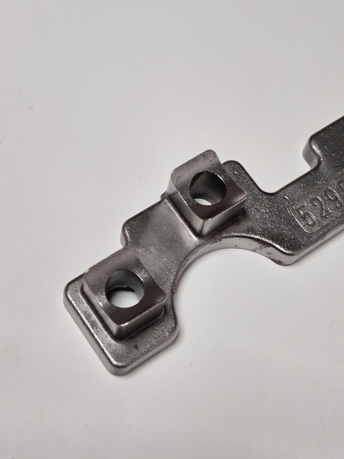 Кронштейн оси коромысел ISF2.8 (один на 2 оси) 5295581 C+