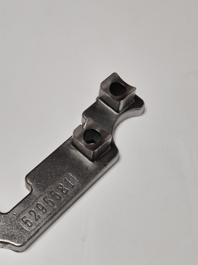 Кронштейн оси коромысел ISF2.8 (один на 2 оси) 5295581 C+