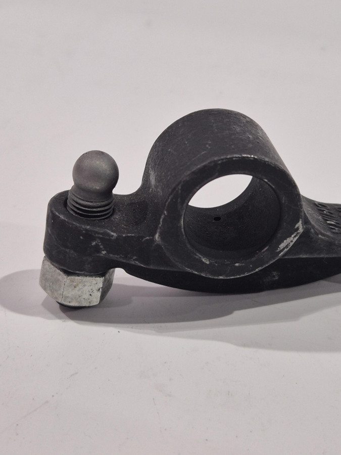 Коромысло впускного клапана 4BT