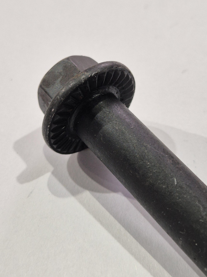 Болт крепления звездочки ГРМ ISF2.8 O+