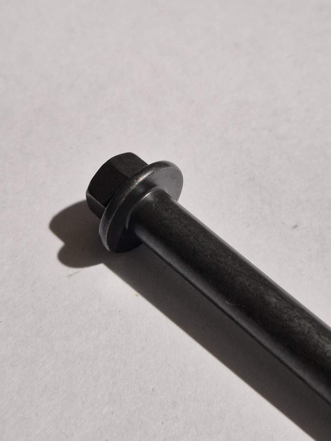 Болт крепления впускного коллектора ISF3.8 O+