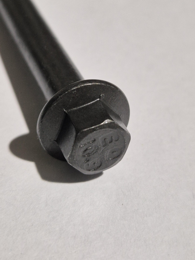 Болт крепления впускного коллектора ISF3.8 O+