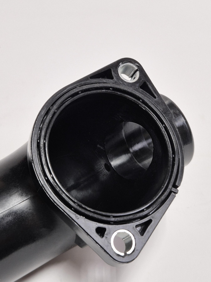 Патрубок входной водяной верхний ISF 3.8 пластик 5303283 C+