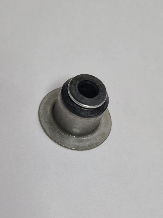 Колпачок маслоотражательный ISF2.8 C+