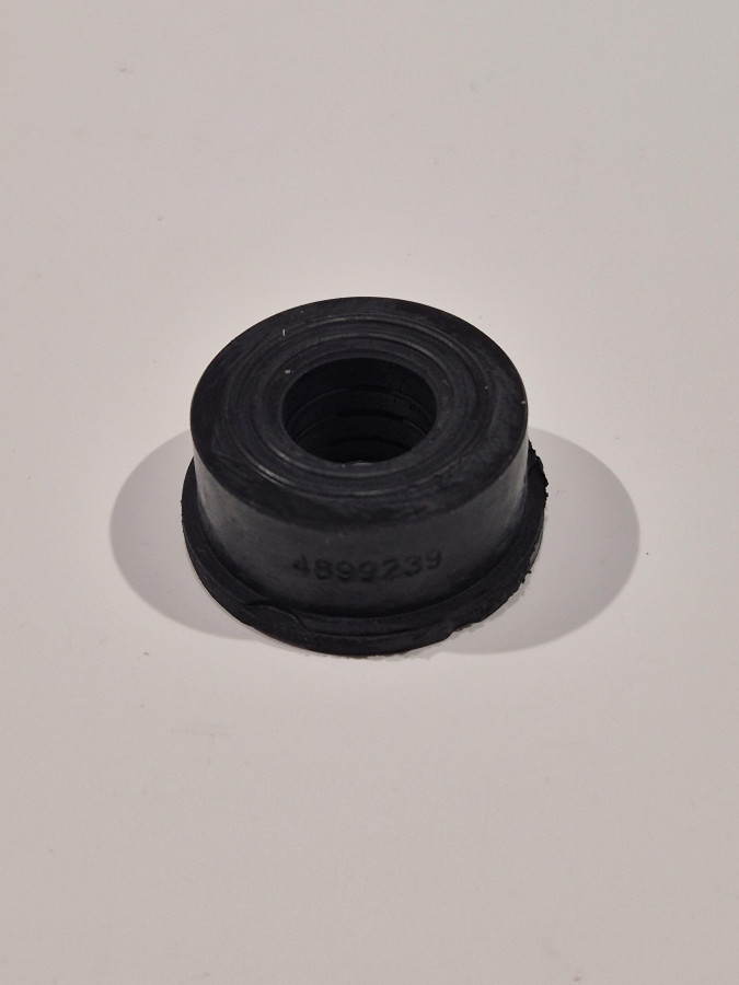 Изолятор крепления крышки клапанов ISBE 5271613 C+